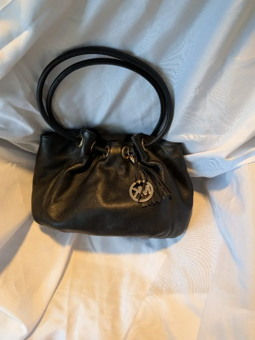 AUTHENTICATED MICHAEL KORS BLACK LEATHER HOBO HANDBAG, EXCELLENT CONDITION